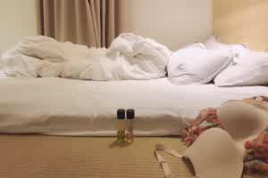 daisybaby按摩师傅店里狂操骚穴  背景图片