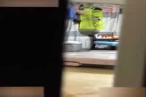 半夜被隔壁同居情侣呻吟声吵醒 偷偷拨开窗帘偷窥他俩做爱 真想参与进去！  背景图片