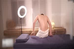 麻豆 媚惑按摩师 巨乳帮你全身服务  背景图片