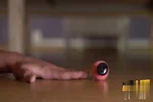 两位客栈住宿妹子卡在床下，只能任由陌生房客的肉棒蹂躏  背景图片