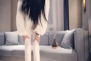 时尚姐姐脱掉后也是只母狗  背景图片