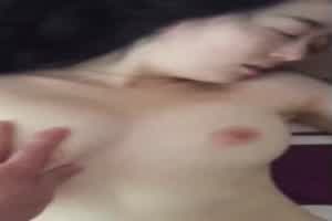 高颜值大奶模特被潜规则，双峰豪乳，戴上套艹得摇来摇去！  背景图片