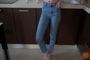 Mini Diva 可爱的牛仔网袜女友在餐桌激情爱爱  背景图片