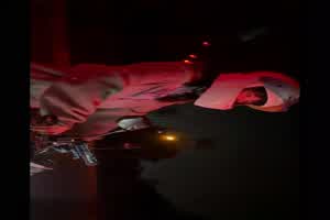 黄发少年遇到穿蓝色JK的机车小网红 刘XX 假借粉丝之名套近乎直接下药迷晕强上！  背景图片