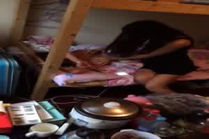 美院女生宿舍玩的真开放，雪白大奶子摇晃诱惑不停让人抓  背景图片