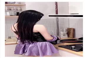 【小编推荐】三月樱花 恶魔娇妻 厨房炒饭啪啪  背景图片