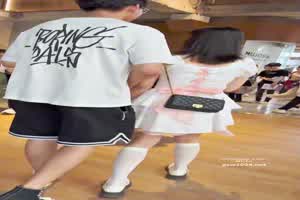 抄底偷拍街拍清纯可爱女萝莉  背景图片