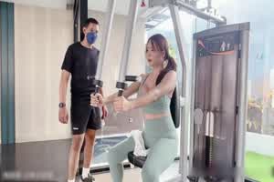 慎入！yoshithunchanok 如果大奶萌妹底下有根大鸡巴！你可以吗？  背景图片