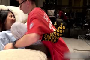 【亚洲女吸食记】把男友调教成狗 押着头狂舔  背景图片