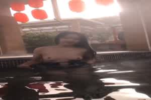 骚气御姐温泉大胆露出  背景图片