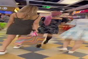 街拍抄底一群穿着透明内内的小姐姐  背景图片