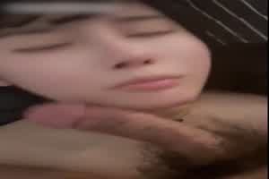 我家小婊子表情欠揍调逗我的鸡巴  背景图片