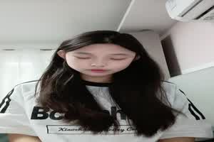 【小草莓真好吃】清纯学妹G奶美颜脸点同框热舞自慰美  背景图片