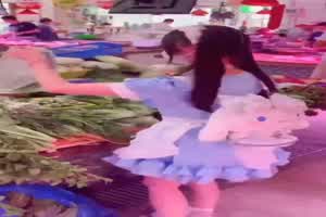 双马尾极品肥臀萝莉骑乘背入式挑战你!  背景图片