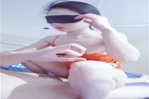 蒙眼骑乘弟弟啦  背景图片