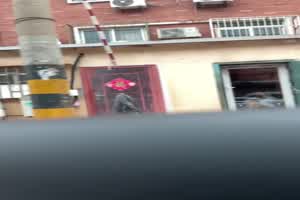 开发新地点【探访城中村】偶遇甜美文静妹妹，苗条贫乳，直接开操，张开双腿猛怼，太嫩了  背景图片