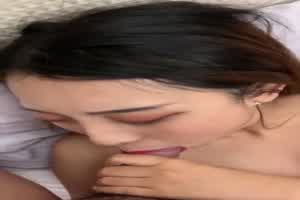 专心做事的姑娘最迷人  背景图片