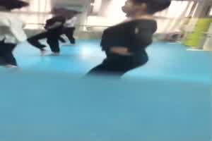 潜入舞蹈培训班_偷拍两位漂亮的女学员嘘嘘  背景图片
