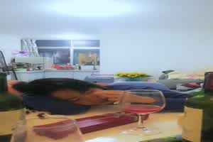 老婆清纯水嫩的大学美女表妹被男友甩了来我家喝酒消愁哭诉,喝醉后抱  背景图片