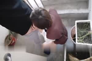 和新婚邻居在楼梯间偷情  背景图片