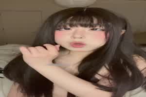 自购推特高颜值阿黑颜-最好的盯射博主，顶级阿黑颜这妆容太反差了，肚子上还有魅魔纹身，第一视角盯射  背景图片