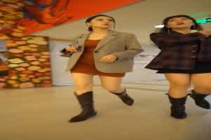 【重磅首发】大神冒死抄底多位小姐姐，裙底风光，分泌物粘满小内内，原汁原味，真空出镜，胆子太大了  背景图片