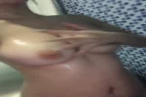 19岁美乳少女洗澡，让人有种想犯罪的冲动 ！  背景图片