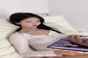 看着粉丝发来的屏射照片 忍不住自摸出水  背景图片