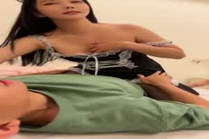 推特网红高颜值反差女神【斑斑公主】黑丝女仆装 性爱啪啪无套抽插 激情口爆  背景图片