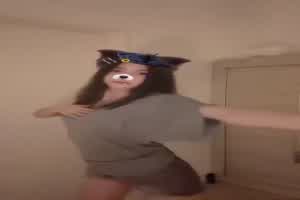 04年168前凸后翘的女大 嘴唇红润 极品B+的胸部  背景图片