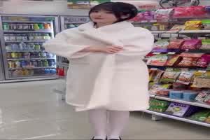 【反差母狗】见男友小tips!巨乳萝莉  背景图片