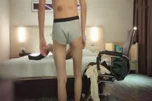 【眼镜妹】清纯眼镜学生妹，看似文静床上骚的很，抓起大屌猛吃！  背景图片