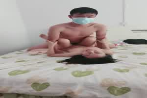 年轻貌美小骚逼让小哥草爽了，淫声荡语不断，各种体位蹂躏抽插，骑在脖子上草嘴，呻吟可射精彩刺激  背景图片