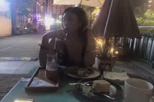 边吃饭边享受一对巨乳  背景图片