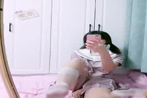 【福利姬系列】女高中生欢欢 性欲来了自拍抠抠白浆流出  背景图片