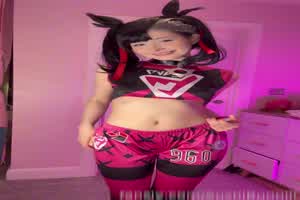 欧美COS都很喜欢在室外玩  背景图片