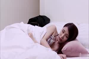 美女人妻一早醒来就想要  背景图片