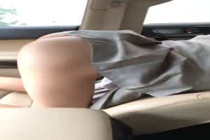 和女友雨天车内性爱  背景图片