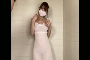 yui 白色情趣衣服都淋湿了 正妹身材真好  背景图片