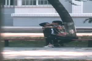 工厂实习生忍不住骚痒直接就在户外的长凳上打炮  背景图片