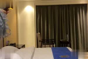 探花鸡哥酒店约外围 花言巧语勾引挑逗花季少女惨遭无套内射！  背景图片