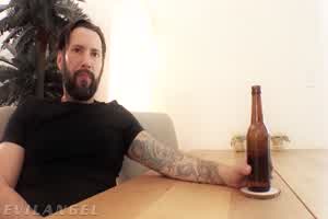 骚货继女Lexi Lore不听话，被继父的大肉棒狠狠教训  背景图片