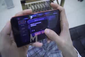 手游女角惊喜现身却被指令献身  背景图片