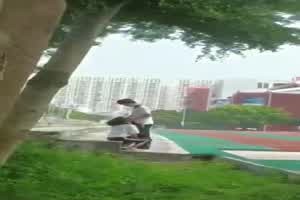 武汉某高中学校操场，偷拍学生情侣在线口交  背景图片