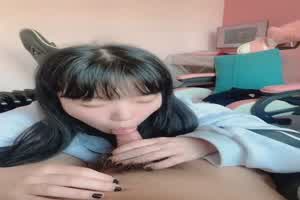 高中小女友来我家陪我过假日  背景图片