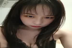 淫荡女友奶子真大  背景图片