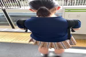 日本捷运偷拍学生妹裙底  背景图片