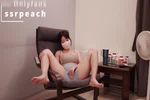 ssrpeach双萤幕飨宴饥渴人妻自慰下面湿透叫小奶狗过来肏  背景图片