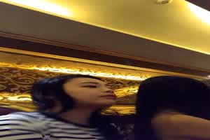 真实迷奸 美女同事 KTV里给她的饮料里下药 带回酒店几个人轮流  背景图片