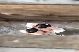 小春天来了 情侣光天化日巷子里干起来了  背景图片